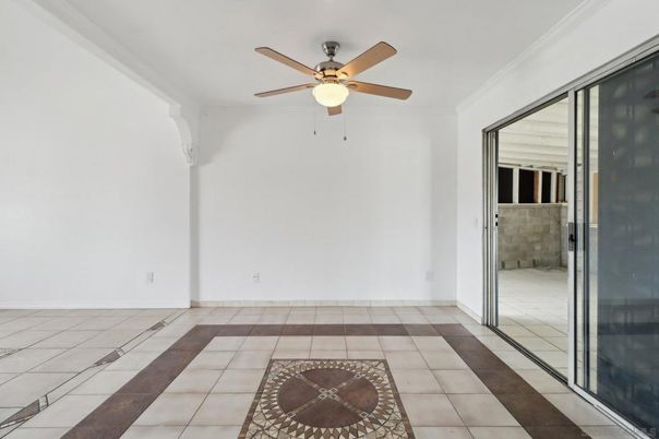Empty room, Interior