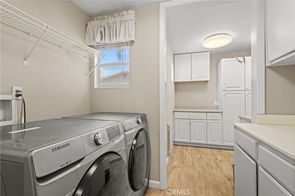 Interior, Washer, Wood Texture Flooring