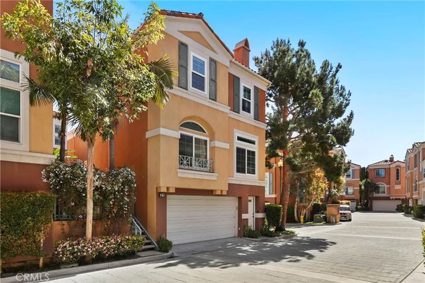 Attached, Exterior, Facade, Rowhouse