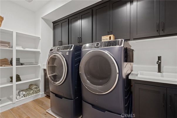 Interior, Washer, Wood Texture Flooring
