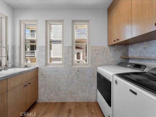 Interior, Washer, Wood Texture Flooring