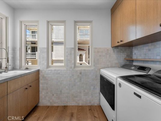 Interior, Washer, Wood Texture Flooring