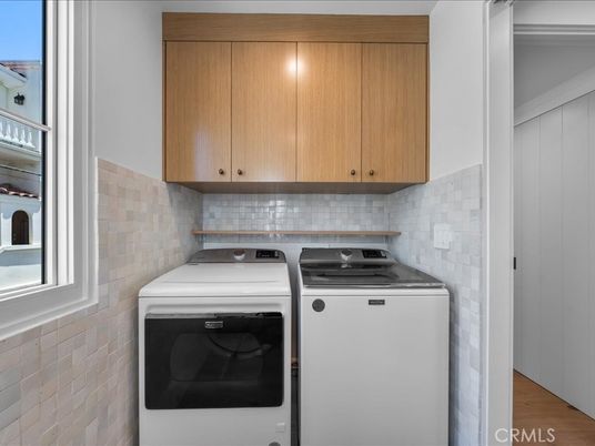 Interior, Washer, Wood Texture Flooring