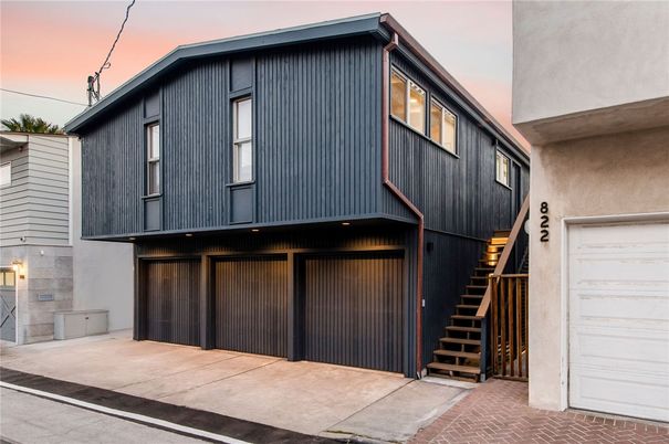 Attached, Exterior, Facade, None