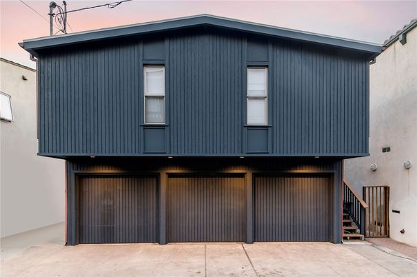 Attached, Exterior, Facade, None