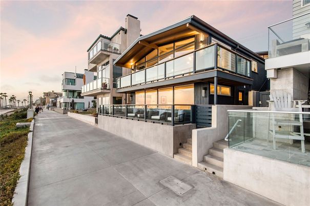 Exterior, Facade, Modern