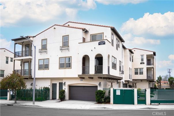 Attached, Exterior, Facade, Rowhouse