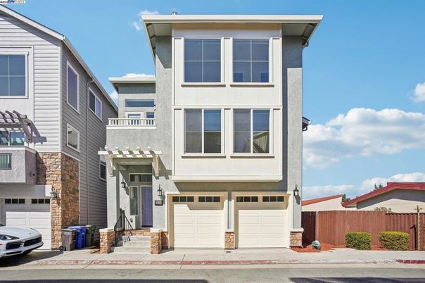 Attached, Exterior, Facade, Rowhouse