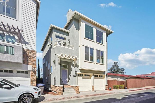 Attached, Exterior, Facade, Rowhouse
