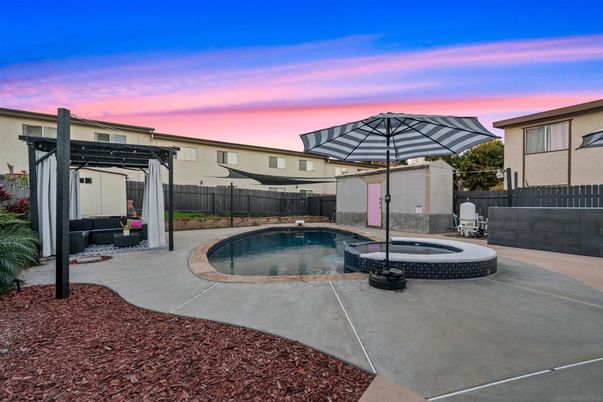 Exterior, Pool