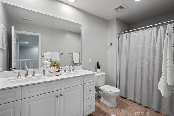 Bathroom, Dual Sink Vanities, Interior, Recessed Lighting