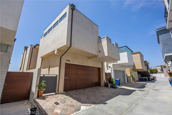 Attached, Exterior, Facade, Modern