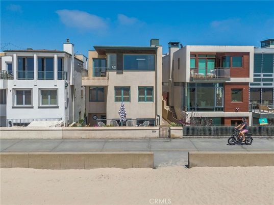Exterior, Facade, Rowhouse