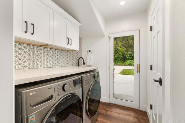 Interior, Recessed Lighting, Washer, Wood Texture Flooring