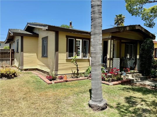 Exterior, Facade, Ranch