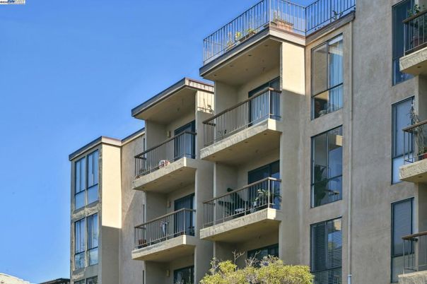Exterior, Facade, Modern