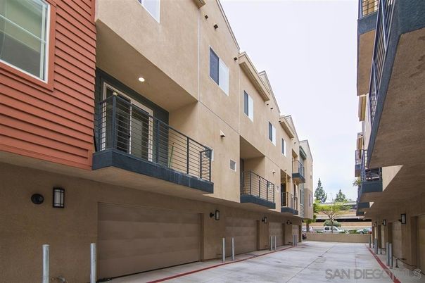 Attached, Exterior, Facade, Rowhouse