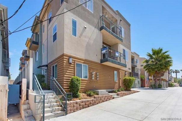 Exterior, Facade, Rowhouse