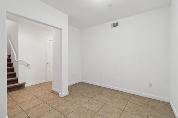 Empty room, Interior