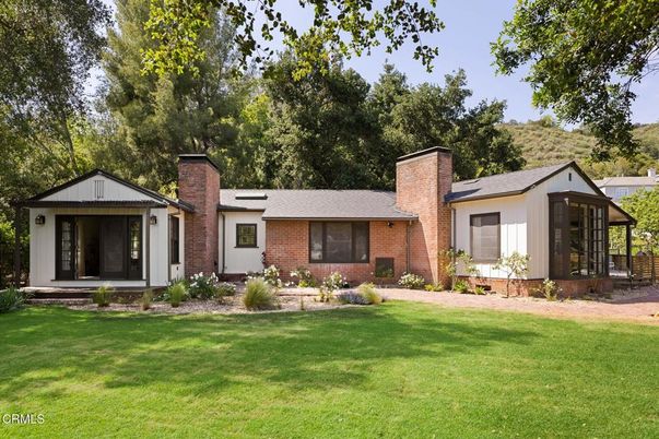 Backyard, Exterior, Facade, Brick Facade, Ranch