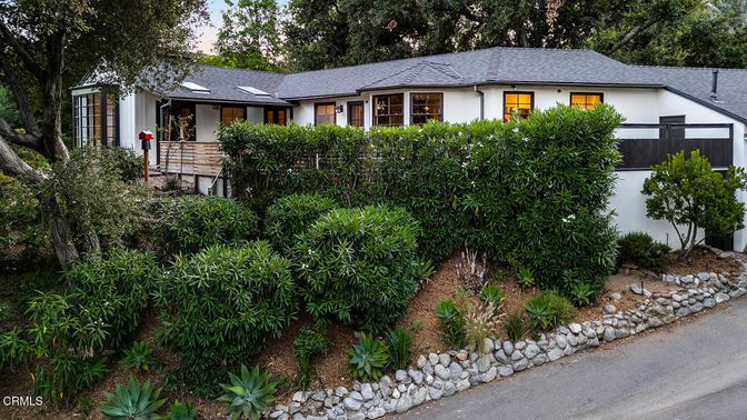 Exterior, Facade, Ranch