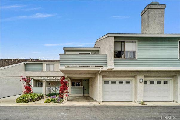 Attached, Exterior, Facade, Modern
