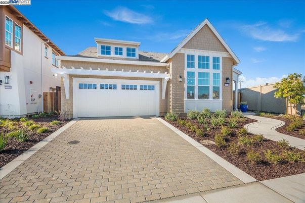 Attached, Exterior, Facade, American Craftsman