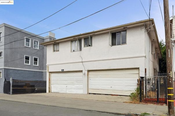 Attached, Exterior, Facade, Rowhouse
