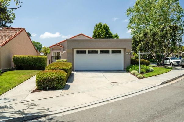 Attached, Exterior, Facade, Ranch