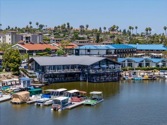 Exterior, Lake