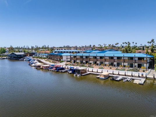 Exterior, Lake