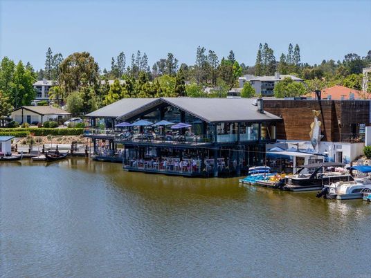 Exterior, Lake