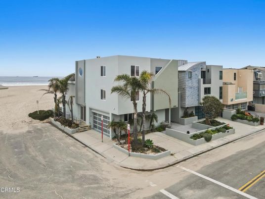 Attached, Exterior, Facade, Water, Modern
