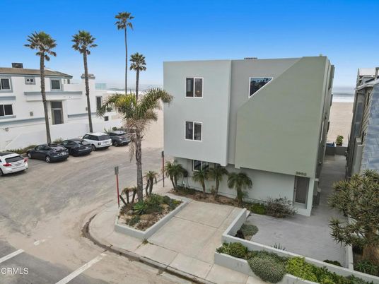 Exterior, Facade, Modern