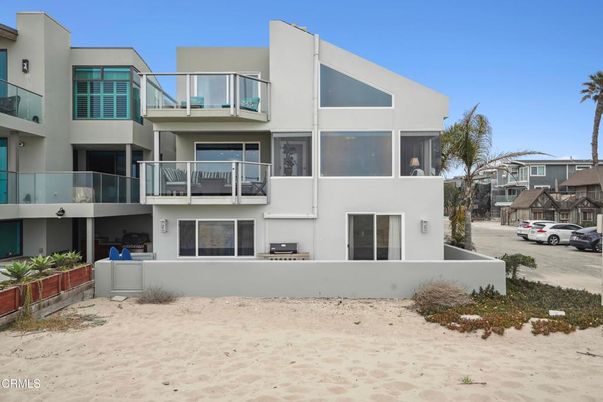 Exterior, Facade, Modern