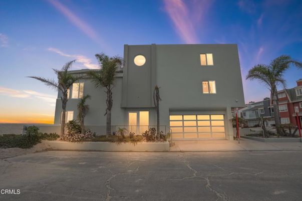 Attached, Exterior, Facade, Water, Modern