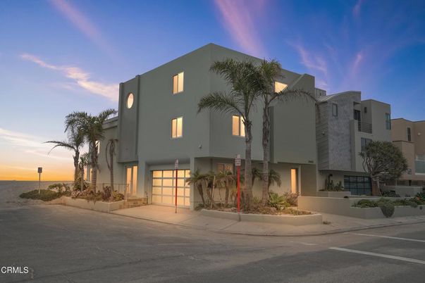 Attached, Exterior, Facade, Modern