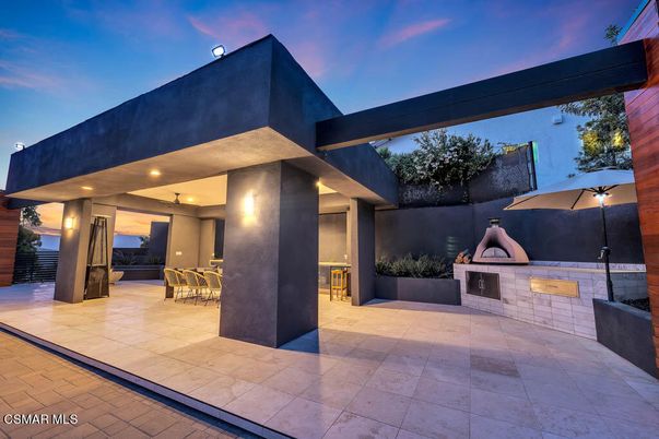 Backyard, Exterior, Facade, Fireplace, Modern