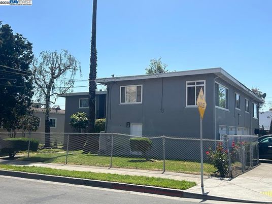 Exterior, Facade, Raised Ranch