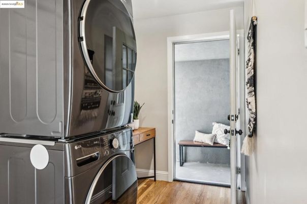 Interior, Washer, Wood Texture Flooring