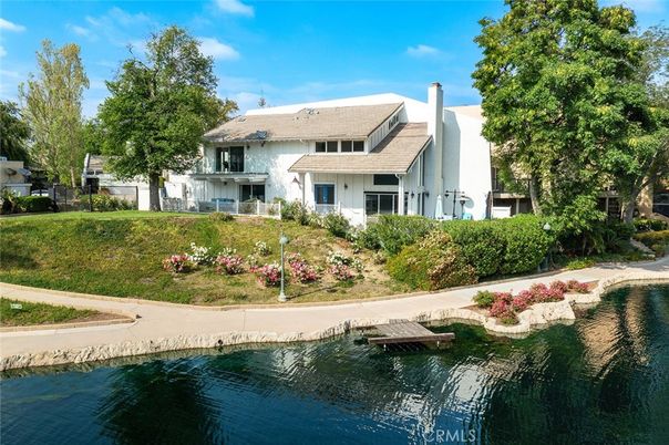 Exterior, Lake