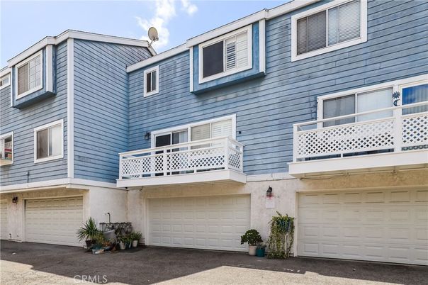Attached, Exterior, Facade, Rowhouse