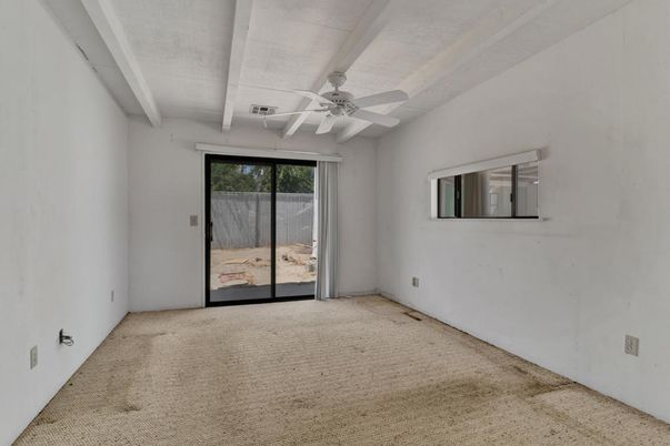 Empty room, Interior