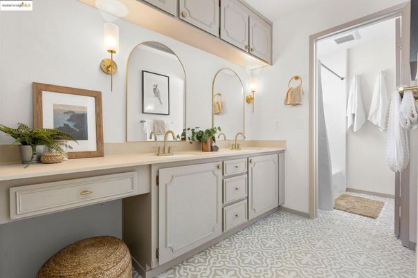 Bathroom, Dual Sink Vanities, Interior