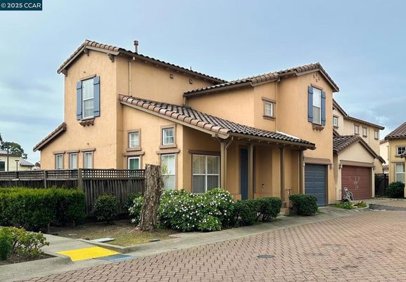 Attached, Exterior, Facade, Mediterranean