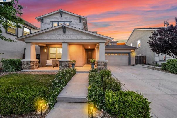 Attached, Exterior, Facade, American Craftsman