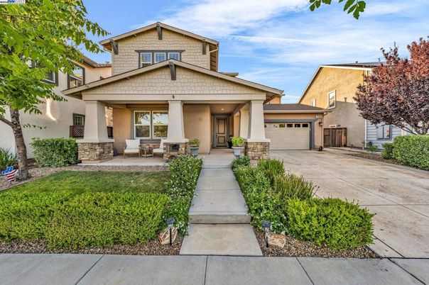 Attached, Exterior, Facade, American Craftsman