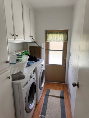 Interior, Washer, Wood Texture Flooring