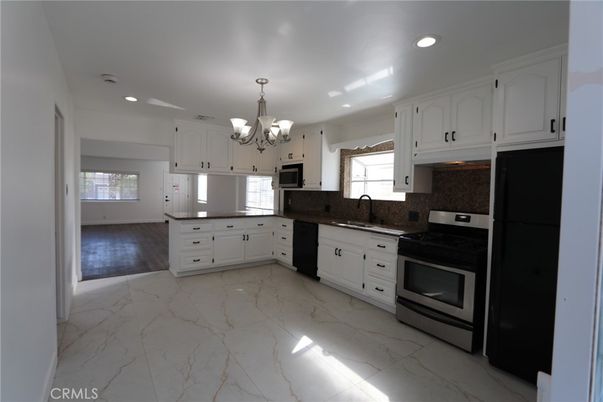 Chandelier, Interior, Kitchen, Marble, Recessed Lighting, Stainless Steel Appliances