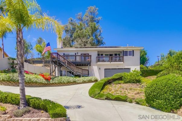Backyard, Exterior, Facade, Raised Ranch